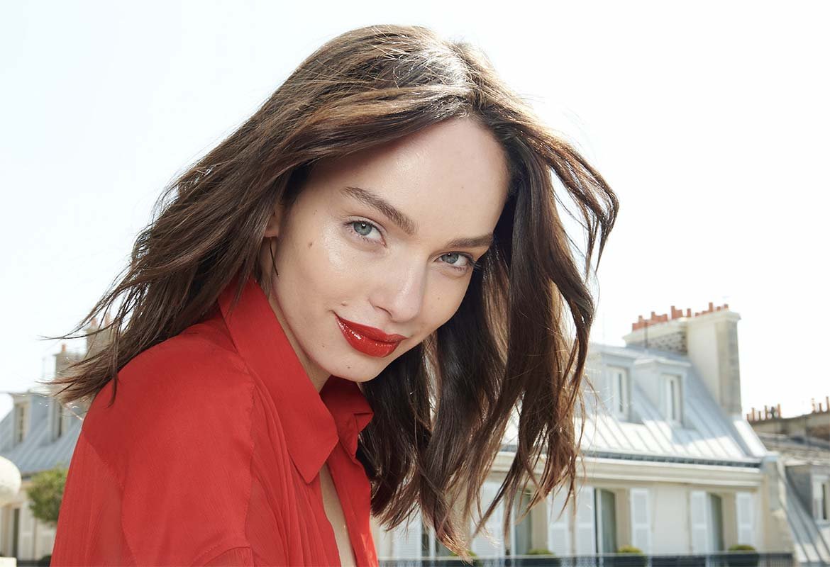 En un maquillaje efecto mojado no pueden faltar unos labios brillantes y jugosos. ¡Prueba todos los tonos de la gama de labiales Brilliant Signature de L’Oréal Paris!